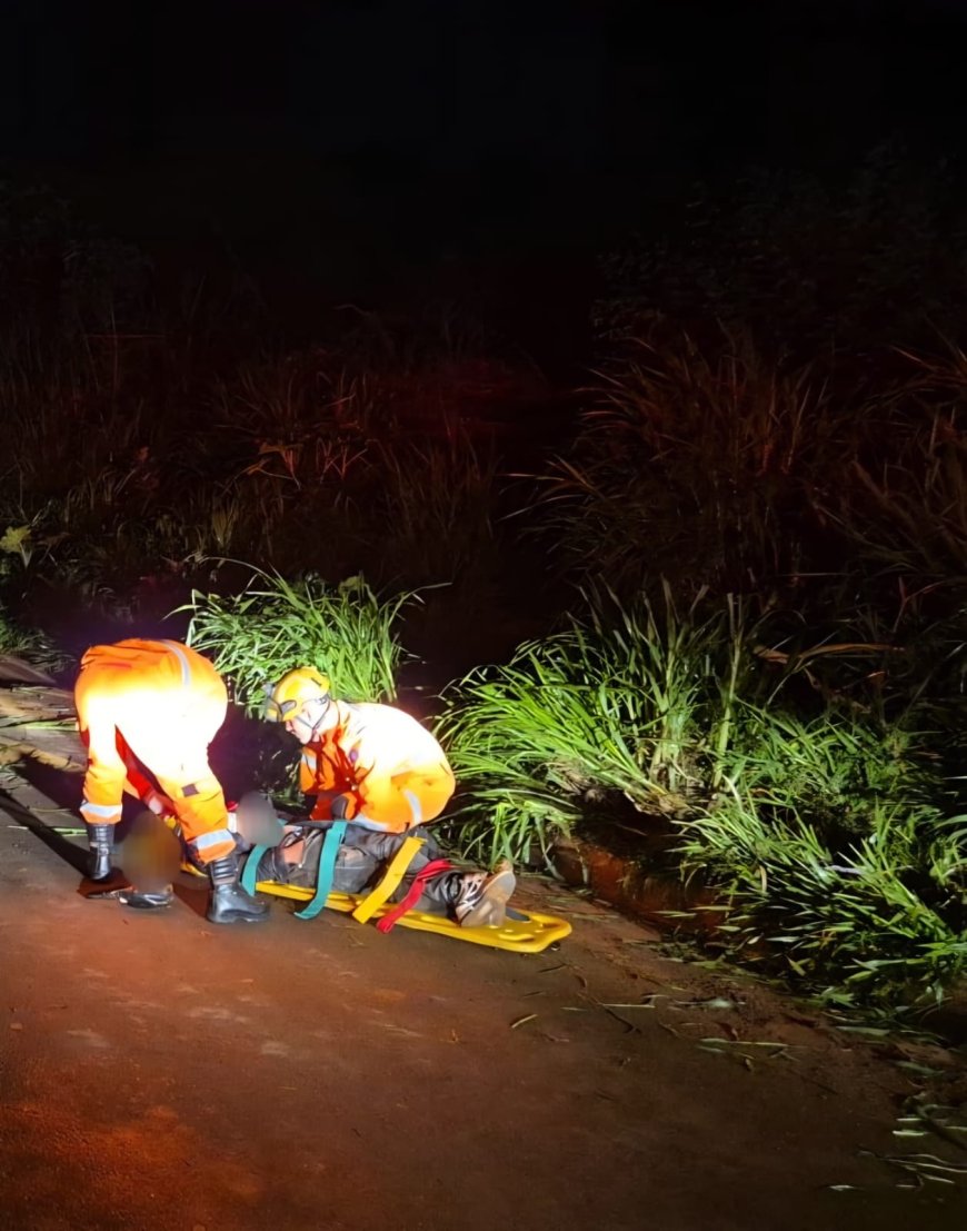 Condutor perde o controle da motocicleta e veículo cai em matagal às margens da MGC-491, deixando duas pessoas feridas