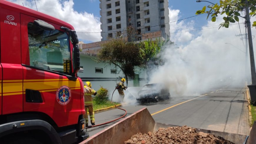 Veículo em chamas mobiliza o Corpo de Bombeiros no Sul de Minas