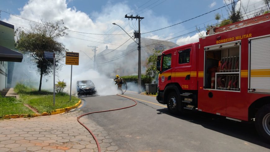 Veículo em chamas mobiliza o Corpo de Bombeiros no Sul de Minas