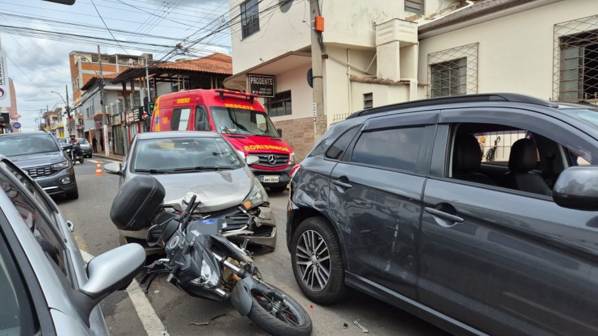 Motociclista grávida fica ferida em acidente envolvendo três veículos no centro de Alfenas
