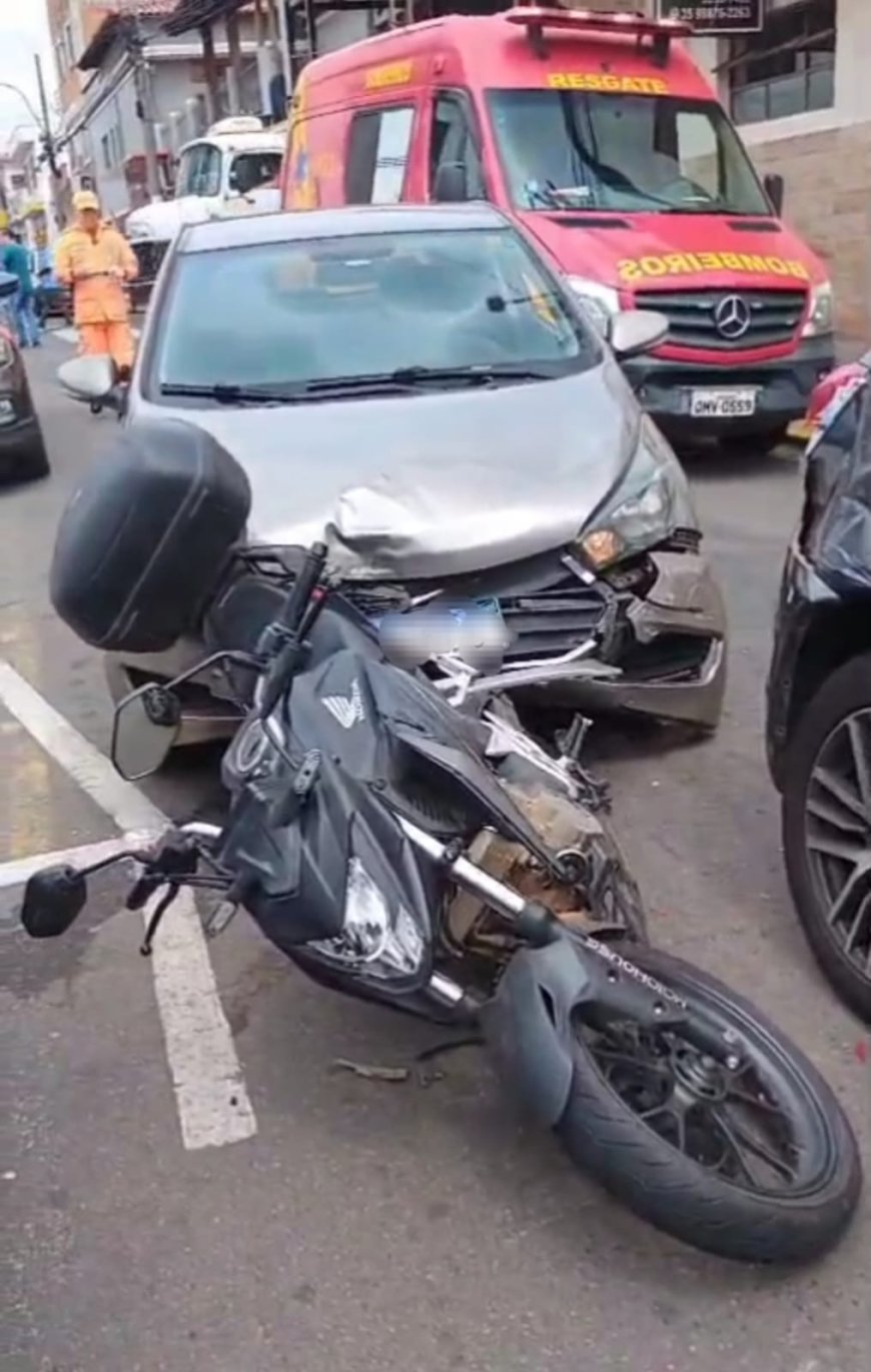 Motociclista grávida fica ferida em acidente envolvendo três veículos no centro de Alfenas