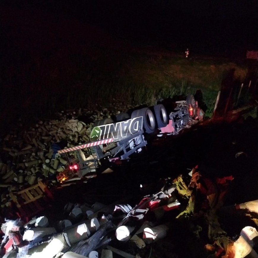 Motorista de caminhão carregado com bobinas de papel morre em capotamento na BR-146, entre Guaxupé e São Pedro da União