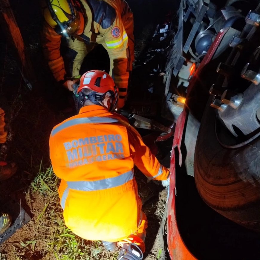 Motorista de caminhão carregado com bobinas de papel morre em capotamento na BR-146, entre Guaxupé e São Pedro da União