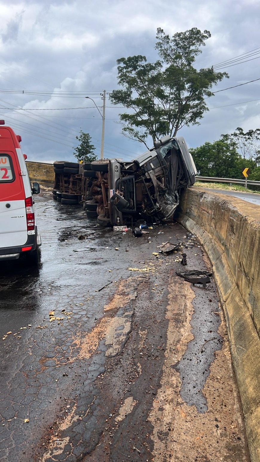 Carreta tomba entre Campestrinho e Poços de Caldas, deixando motorista preso às ferragens