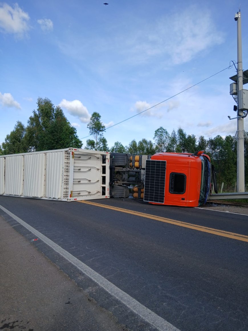 Caminhão transportando GNV tomba na BR-459 e bloqueia totalmente a pista