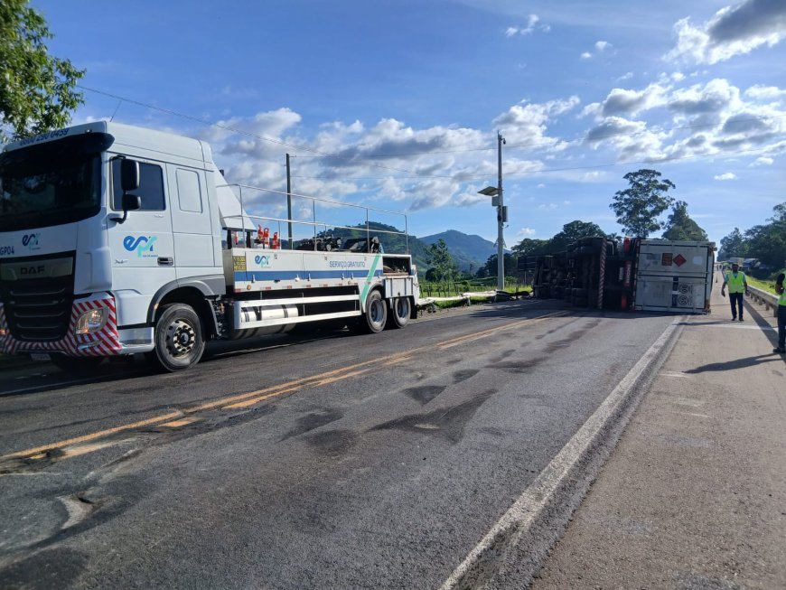 Caminhão transportando GNV tomba na BR-459 e bloqueia totalmente a pista