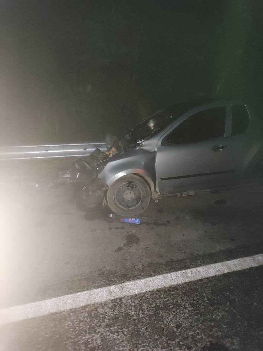 Caminhão transportando GNV tomba na BR-459 e bloqueia totalmente a pista