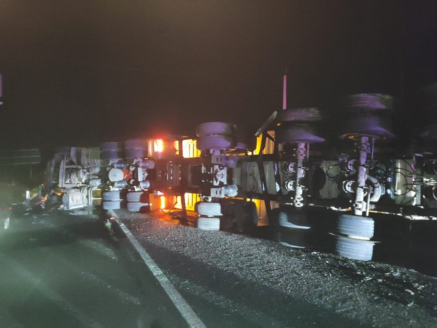 Caminhão transportando GNV tomba na BR-459 e bloqueia totalmente a pista