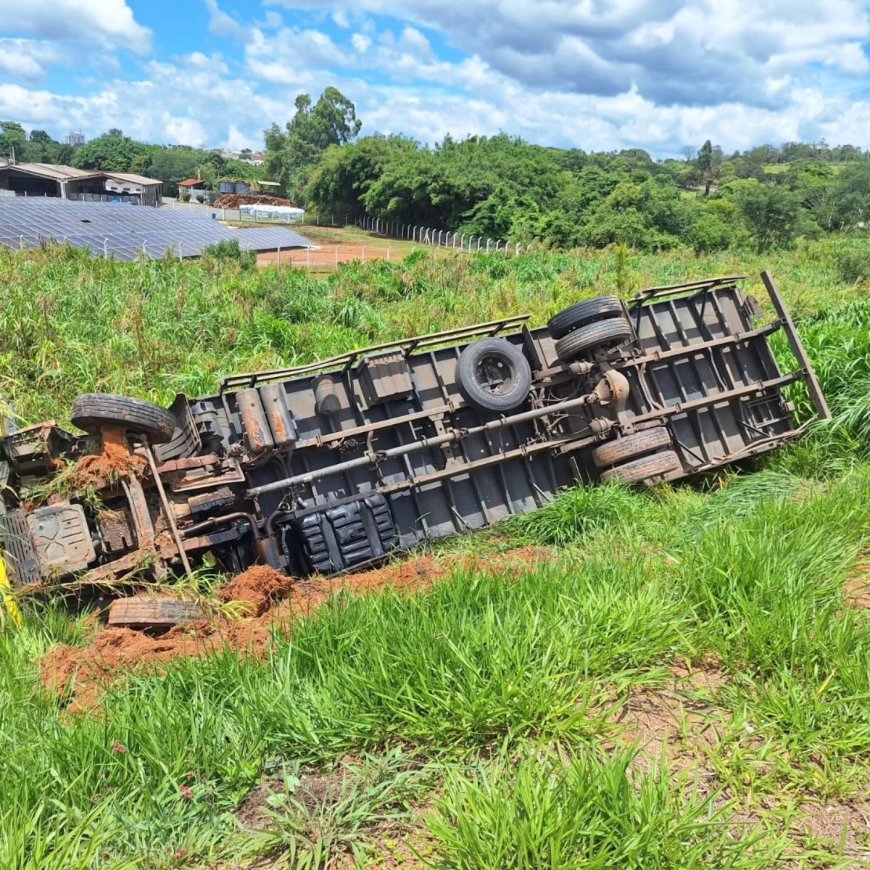 Caminhão baú capota no "Trevo do Japy" e mobiliza o Corpo de Bombeiros de Guaxupé