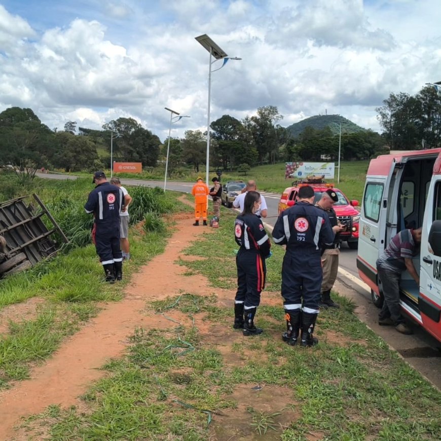 Caminhão baú capota no "Trevo do Japy" e mobiliza o Corpo de Bombeiros de Guaxupé