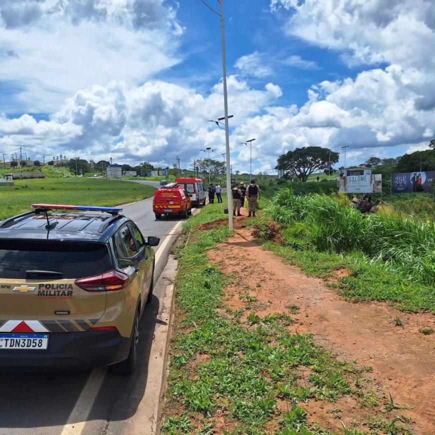 Caminhão baú capota no "Trevo do Japy" e mobiliza o Corpo de Bombeiros de Guaxupé