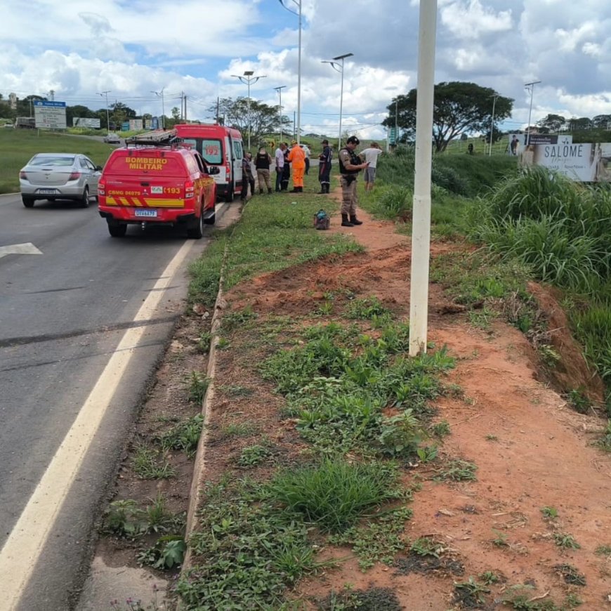 Caminhão baú capota no "Trevo do Japy" e mobiliza o Corpo de Bombeiros de Guaxupé
