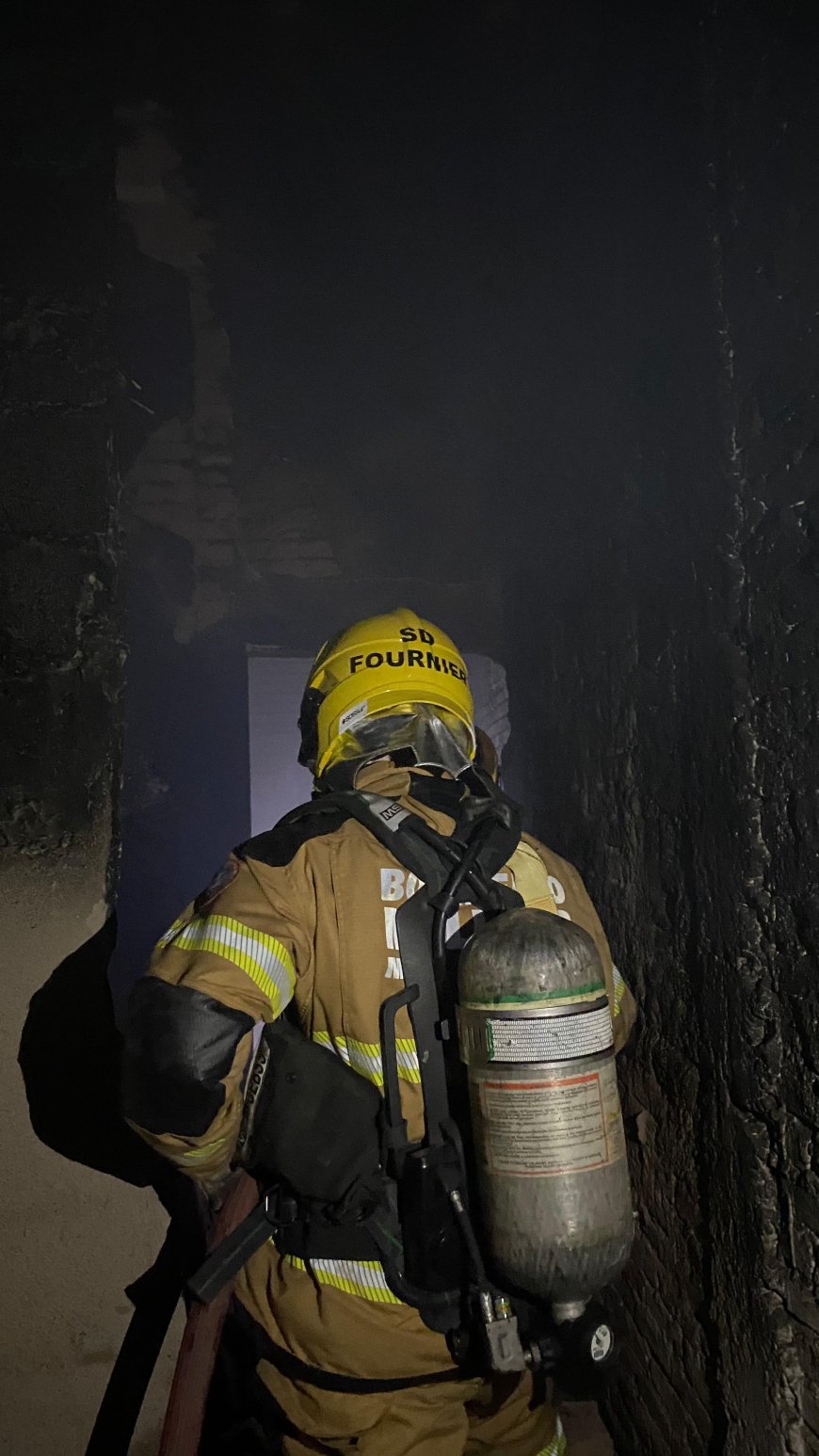 Homem agride companheira e ateia fogo na própria residência