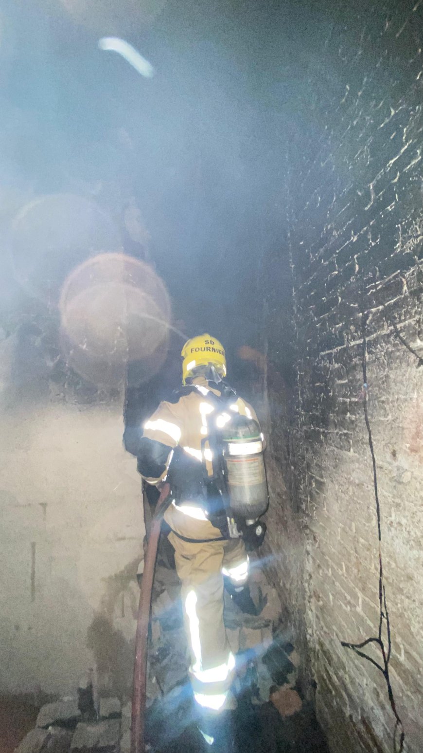 Homem agride companheira e ateia fogo na própria residência