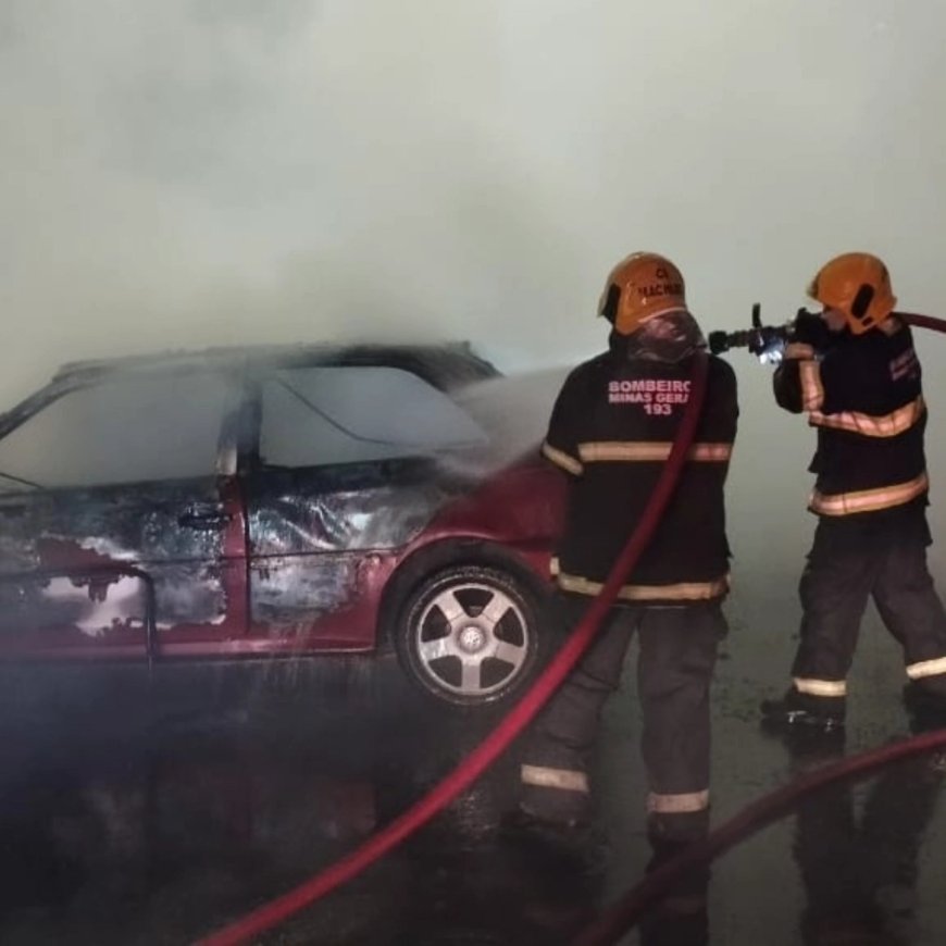 Veículo incendeia-se após bater em grade de proteção de ponte em Guaxupé