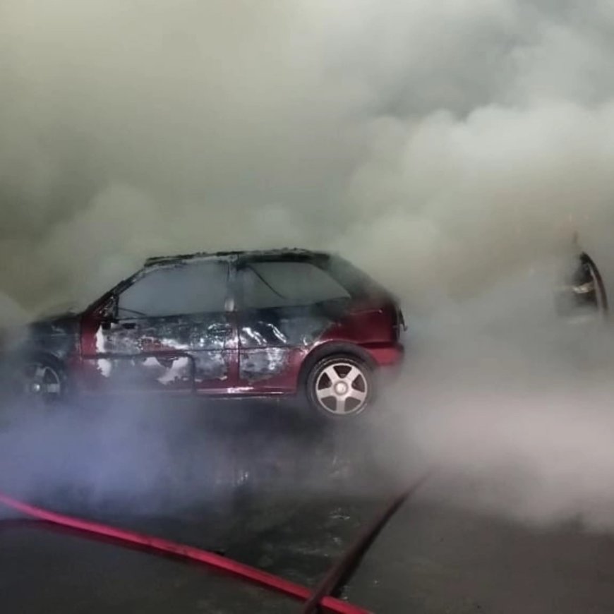 Veículo incendeia-se após bater em grade de proteção de ponte em Guaxupé