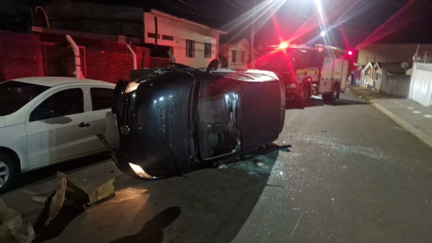 Veículo tomba após colisão no Sul de Minas