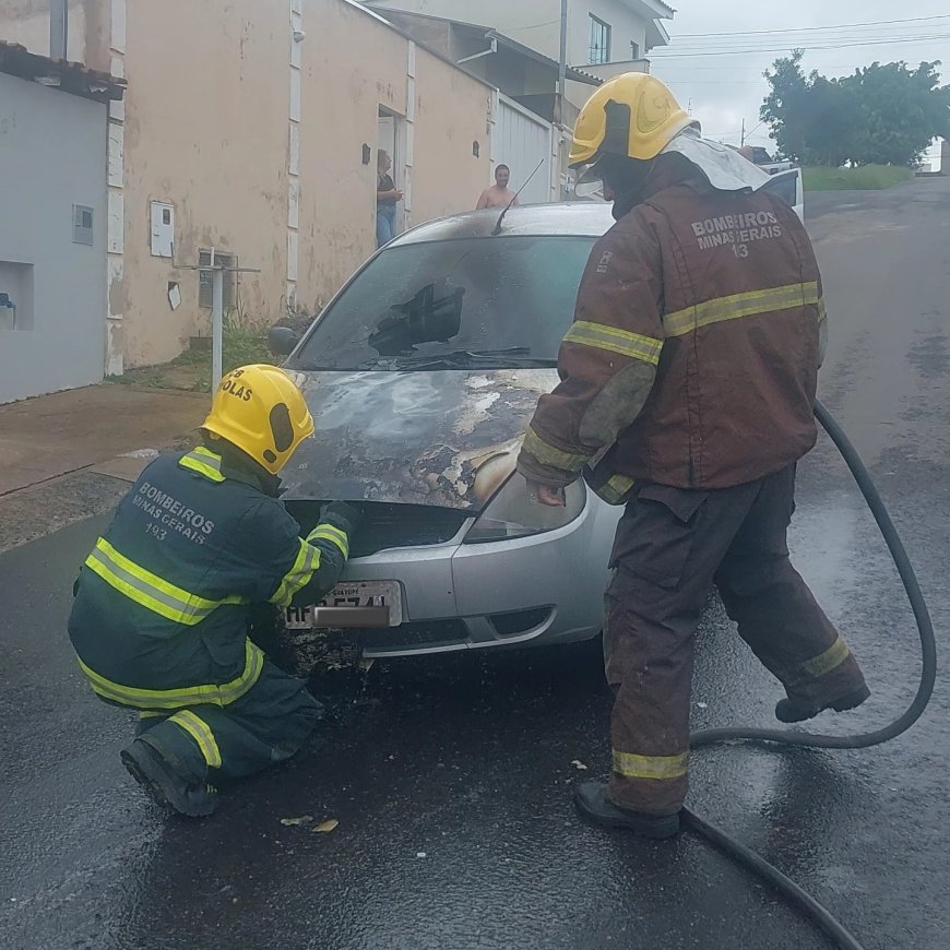 Veículo incendeia-se em bairro de Guaxupé e mobiliza o Corpo de Bombeiros