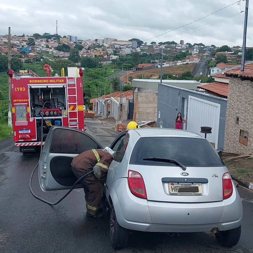 Veículo incendeia-se em bairro de Guaxupé e mobiliza o Corpo de Bombeiros