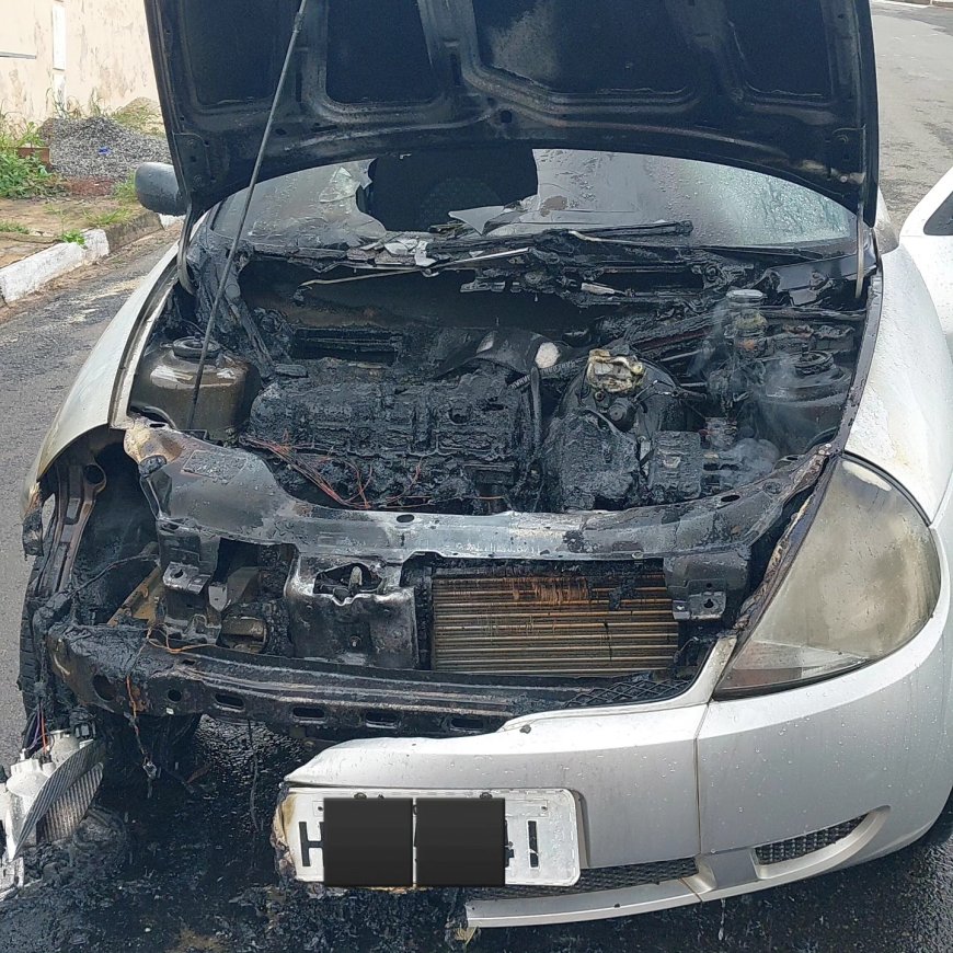 Veículo incendeia-se em bairro de Guaxupé e mobiliza o Corpo de Bombeiros