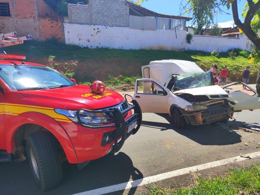 Condutor fica com as pernas retidas no interior do veículo ao colidir contra poste em Guaxupé
