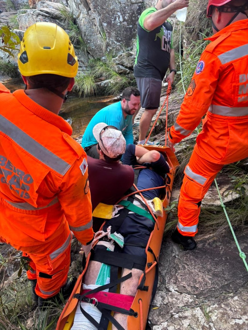Banhista sofre queda em cachoeira e é resgatado de local de difícil acesso pelos Bombeiros