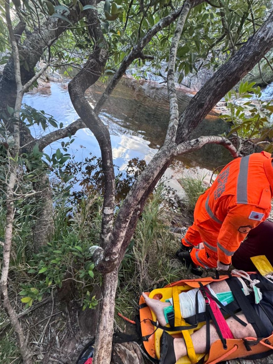 Banhista sofre queda em cachoeira e é resgatado de local de difícil acesso pelos Bombeiros