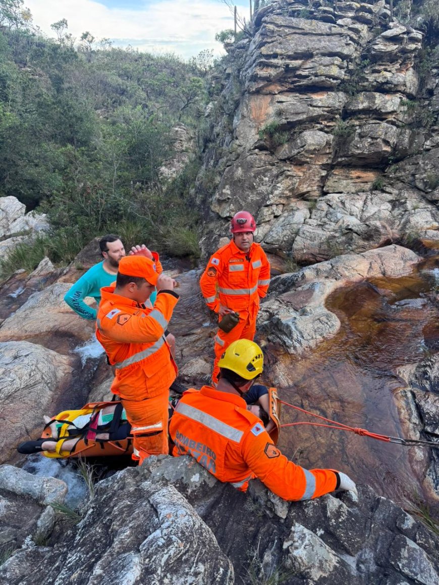 Banhista sofre queda em cachoeira e é resgatado de local de difícil acesso pelos Bombeiros