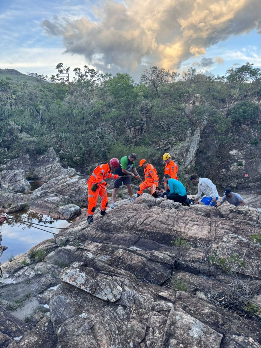 Banhista sofre queda em cachoeira e é resgatado de local de difícil acesso pelos Bombeiros