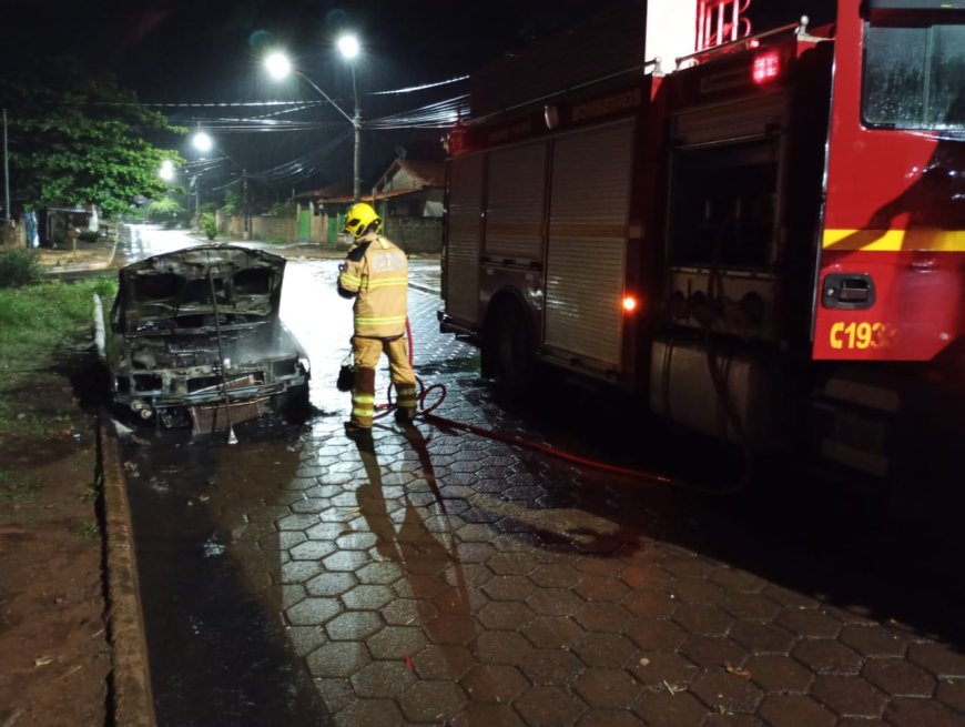 Homem embriagado ateia fogo no próprio veículo no Sul de Minas