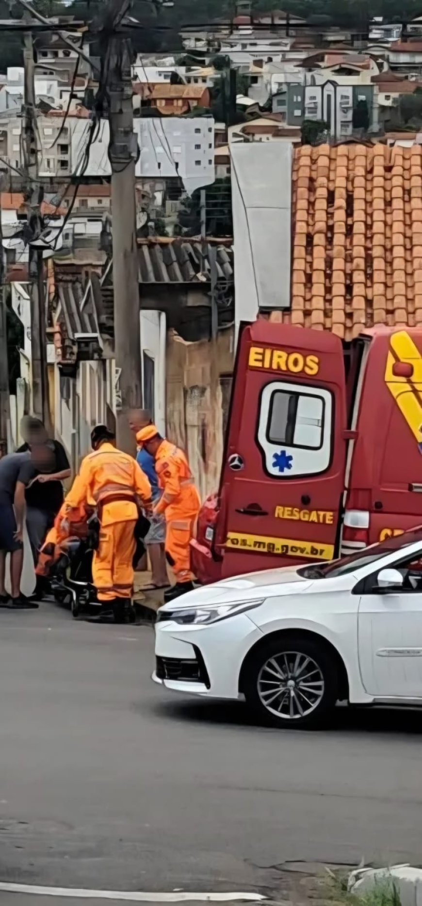 Bombeiros socorrem idoso atingido por veículo sem condutor no Sul de Minas