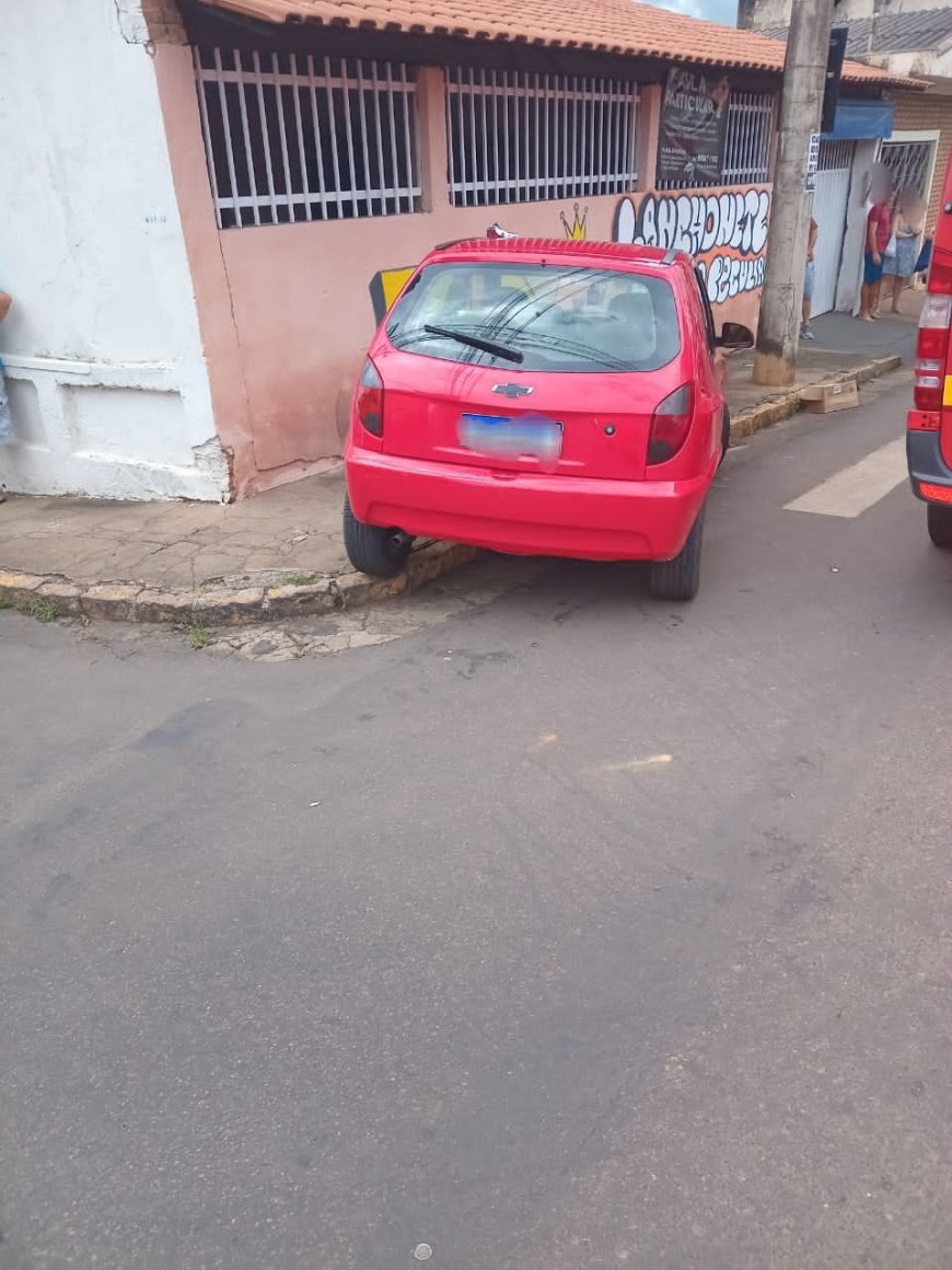 Bombeiros socorrem idoso atingido por veículo sem condutor no Sul de Minas