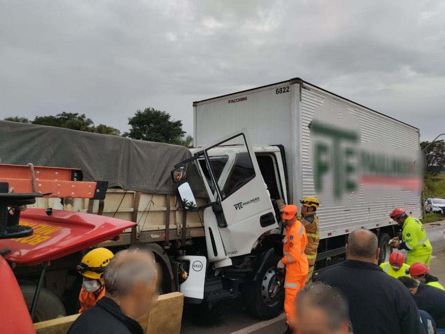 Condutor de caminhão fica preso às ferragens após colisão na rodovia MGC-491