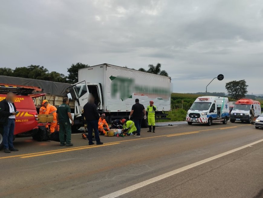 Condutor de caminhão fica preso às ferragens após colisão na rodovia MGC-491