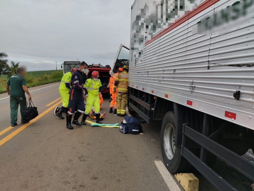 Condutor de caminhão fica preso às ferragens após colisão na rodovia MGC-491