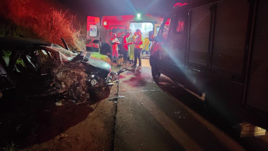 Bombeiros atendem acidente envolvendo dois veículos de passeio na MGC-491