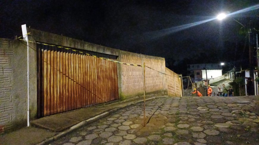 Desmoronamento de muro de arrimo atinge residência em Poços de Caldas