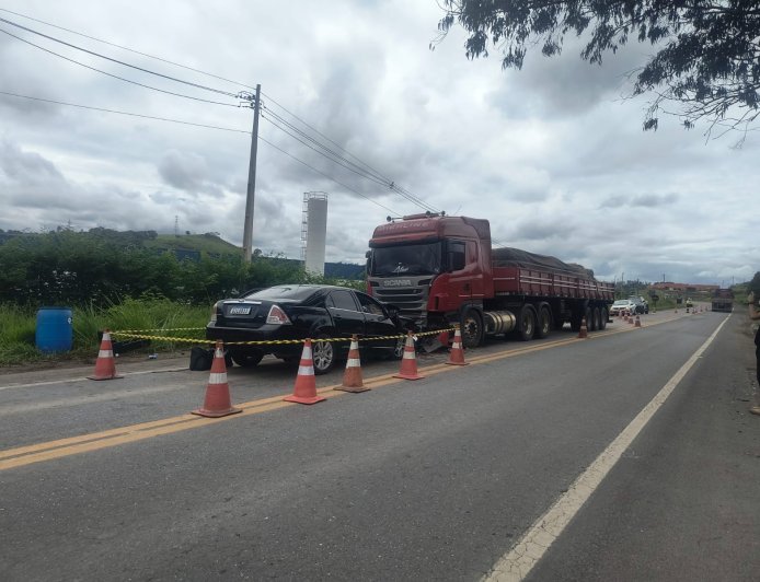 Passageira morre em colisão frontal entre carro e veículo de carga na rodovia MG-290