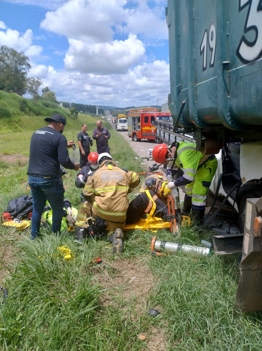 Motorista e passageiro ficam feridos em colisão entre caminhões na BR-381