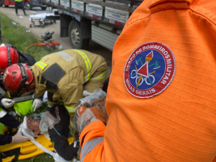 Motorista e passageiro ficam feridos em colisão entre caminhões na BR-381