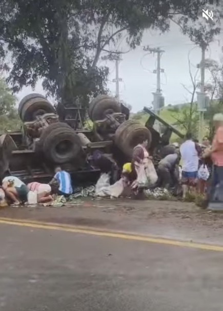 Carga de cerveja espalhada em rodovia é saqueada após tombamento de carreta na MG-184
