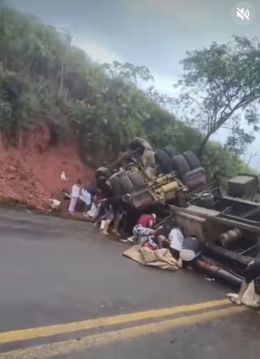 Carga de cerveja espalhada em rodovia é saqueada após tombamento de carreta na MG-184