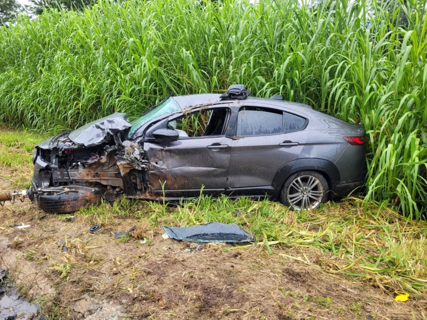 Ao tentar desviar de árvore, condutor bate de frente com outro veículo na MG-050