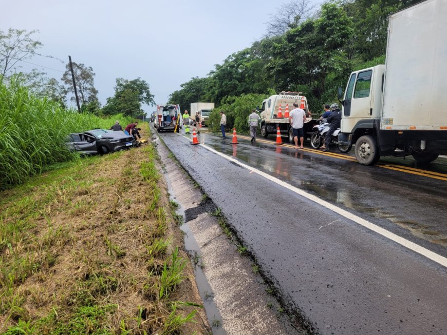 Ao tentar desviar de árvore, condutor bate de frente com outro veículo na MG-050