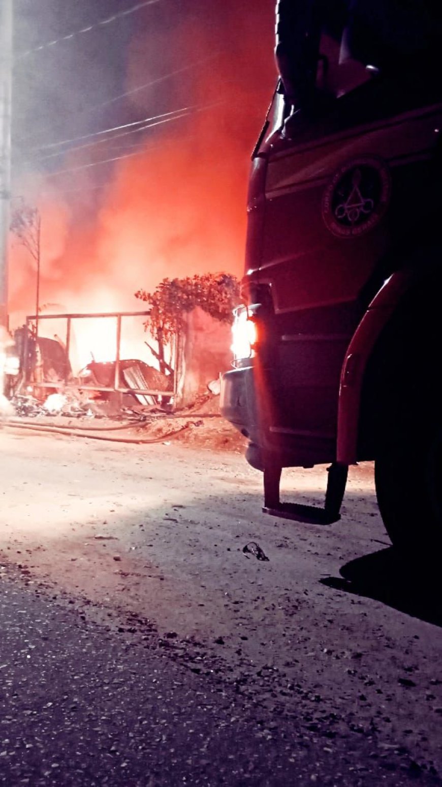 Em ato heróico, bombeiro salva cachorra em incêndio às margens da BR-459