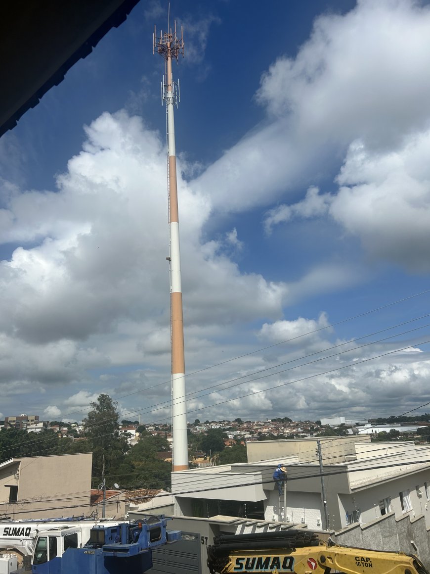 Torre de telefonia é retirada do bairro Agenor de Lima, em Guaxupé