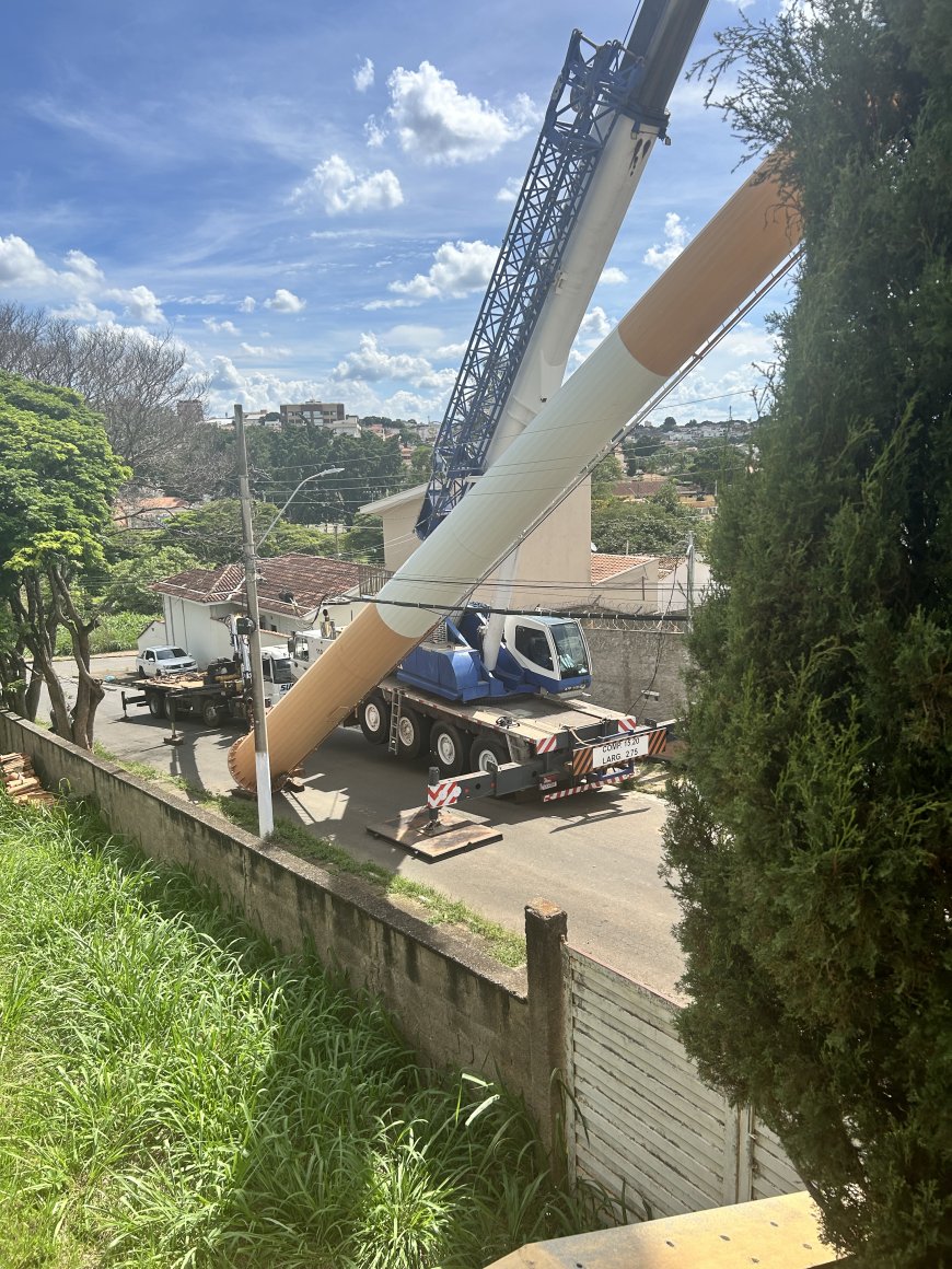 Torre de telefonia é retirada do bairro Agenor de Lima, em Guaxupé