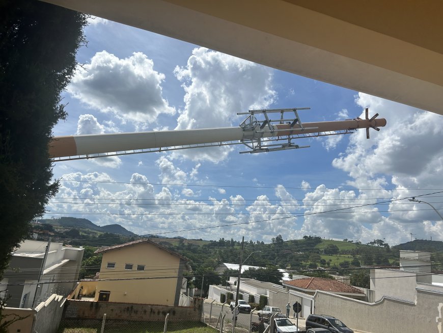 Torre de telefonia é retirada do bairro Agenor de Lima, em Guaxupé