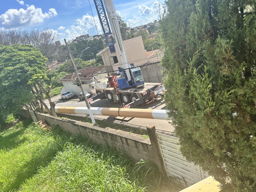 Torre de telefonia é retirada do bairro Agenor de Lima, em Guaxupé