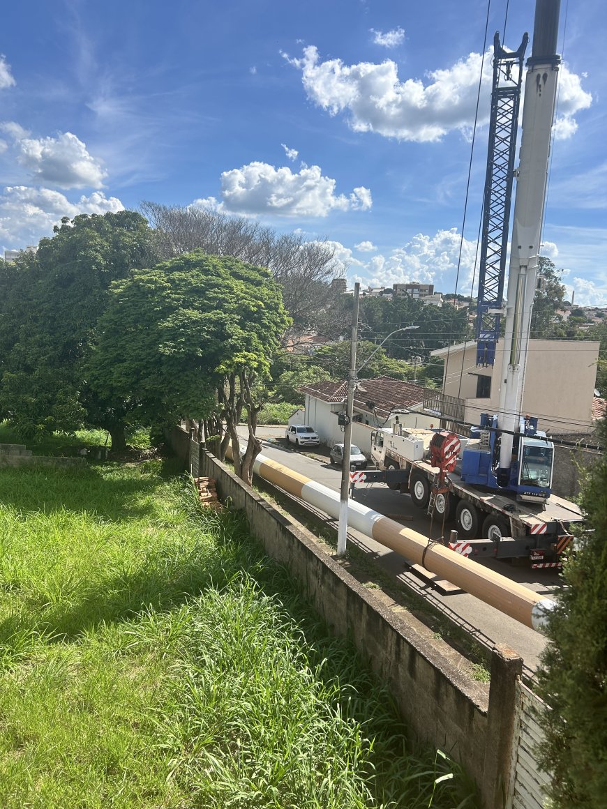 Torre de telefonia é retirada do bairro Agenor de Lima, em Guaxupé